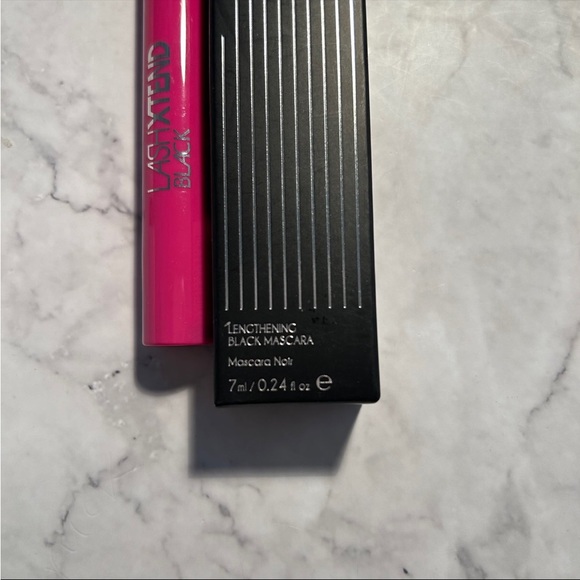 Model CO LashXtend Mascara in color black - Picture 3 of 4